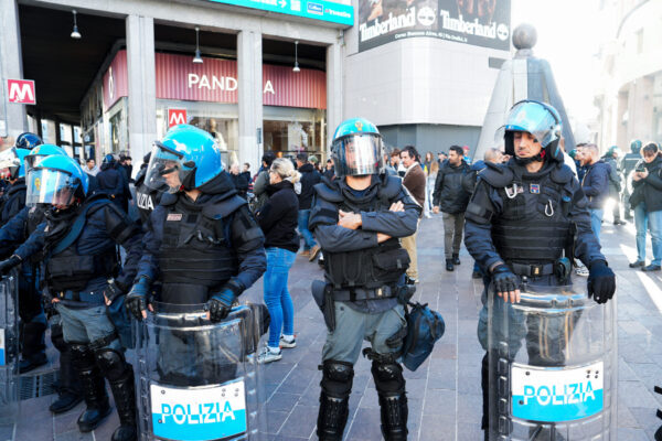 IPA90118898 - 24/10/26 Manifestazioni contro il caro Vita, Milano : controlli militari,  polizia e guardia di finanza in piazza della scala